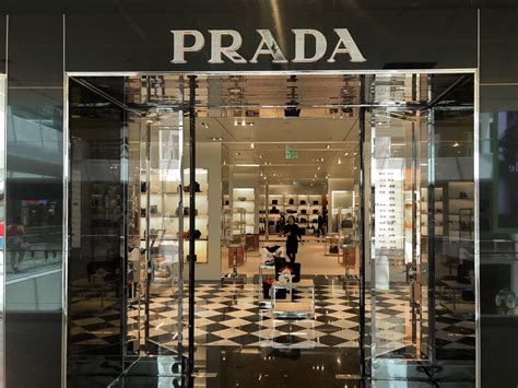 Prada, Shopping 